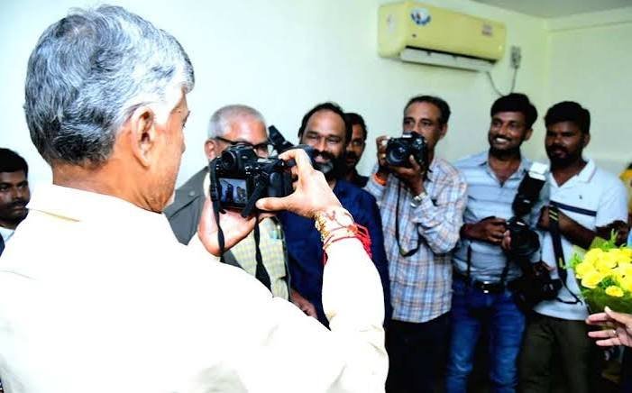 ఫొటో జర్నలిస్ట్‌గా మారిన సీఎం చంద్రబాబు